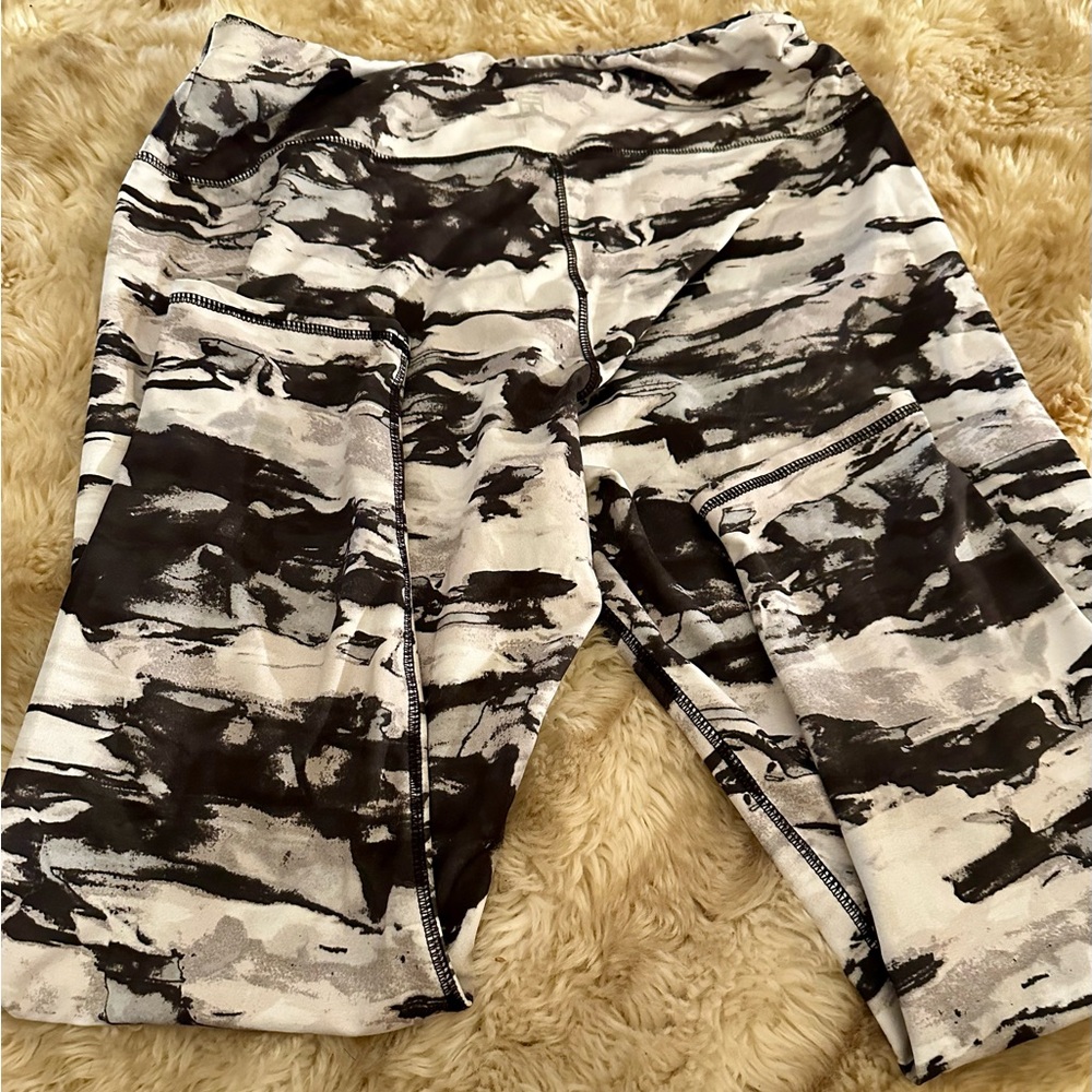 Tahari so Sportswear Black and White yoga pants